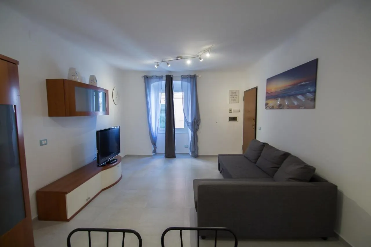 Appartamento piazza Buccelli a 10 mt dal mare Varazze 0*,  Italia